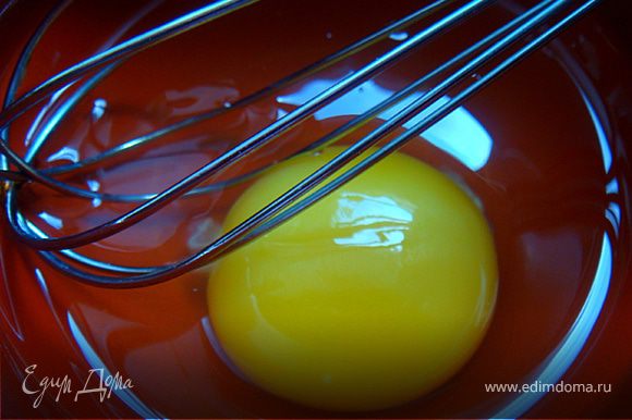 Разогреть духовку до 200 гр. "Поднявшиеся" булочки смазать сверху взбитым яйцом и присыпать кунжутом.