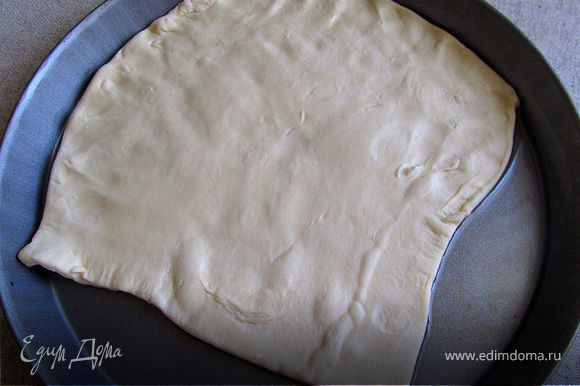 Смазать форму немного олив.маслом. Тесто распределить по форме. Я покупаю бездрожжевое тесто, чтобы пицца была тоненькая.