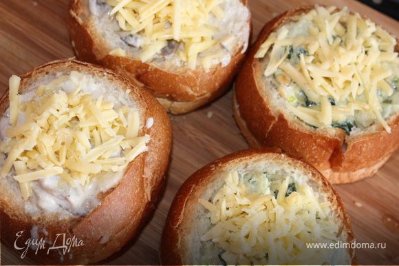 Посыпать сверху сыром. Поставить под гриль на 10-15 минут пока сыр не закипит.
