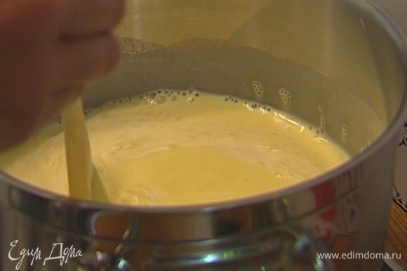Ввести молоко к желткам с сахаром и сливками и, помешивая, прогреть все вместе.