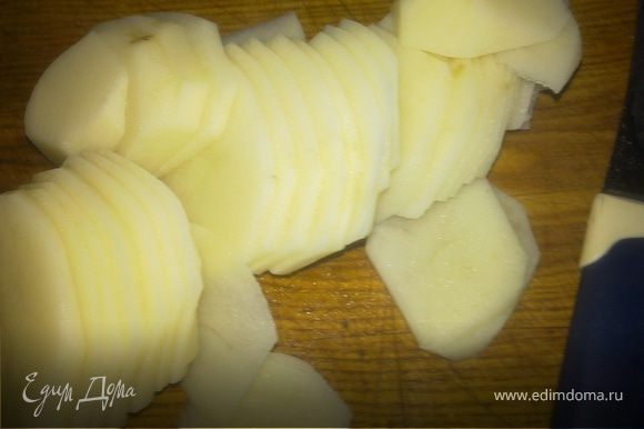 Картофель нарезаем пластинками по ширине картофеля.
