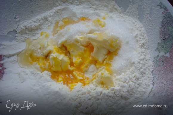 В просеиную муку вмесить Сахар+яйца+масло+коньяк(мешать до однородности)