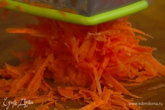 Морковь почистить, натереть на крупной терке и соединить с яично-оливковой массой.