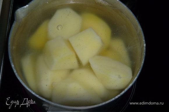 Отварить картофель в подсоленной воде, размять, добавить муку, яйцо, нарезанный зеленый лук, остудить.