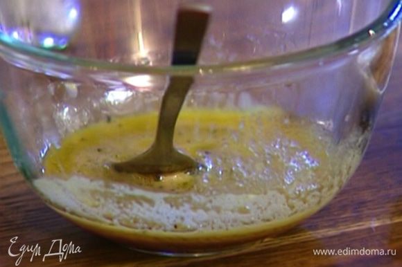 Приготовить заправку: в яблочный сок влить оливковое масло, добавить бальзамический уксус, посолить, поперчить и перемешать.