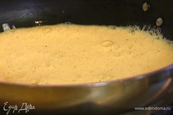 Разогреть в сковороде оливковое масло и вылить в нее взбитые яйца.