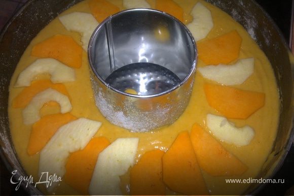 После этого готовое тесто заливаем в нашу форму ,распределив равномерно.Сверху выкладываем тоже попеременно пластинки яблока и тыквы.