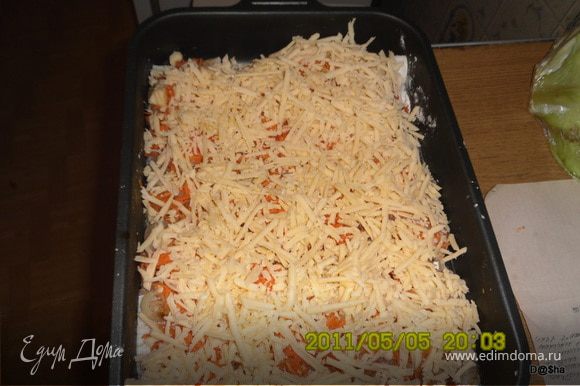 выложить жаренный лучок, морковь и сыр.