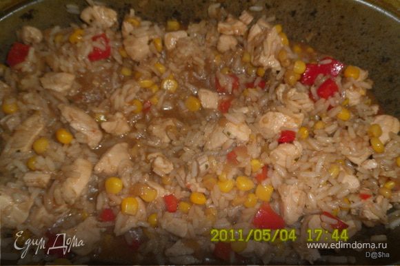 Затем выложить в казанок или утятницу и добавить отваренный до полуготовности рис.Влить соевый соус, немножко воды и протушить. После всыпать кукурузу,