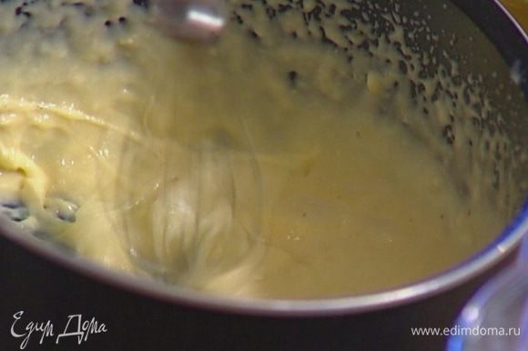 Желтки взбить миксером. Непрерывно взбивая молочный соус, медленно влить в него взбитые желтки.