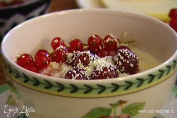 Рисовую кашу выложить в тарелку, украсить вишнями и красной смородиной, посыпать натертым шоколадом.