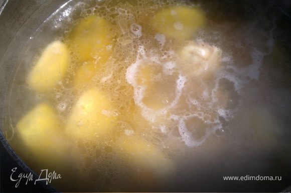 Картошку очищаем,в казанок добавляем воды,чтоб было выше мяса на 2 ладошки.Оставляем закипеть.Когда закипит,кладем картошку целой.
