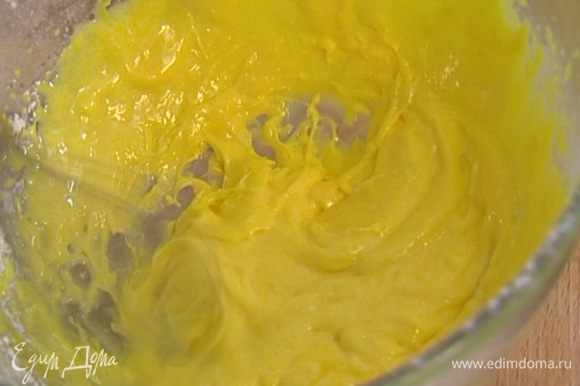 Приготовить крем: желтки соединить с 2 ст. ложками сахарной пудры, перемешать ложкой, затем взбивать миксером, пока масса не посветлеет.