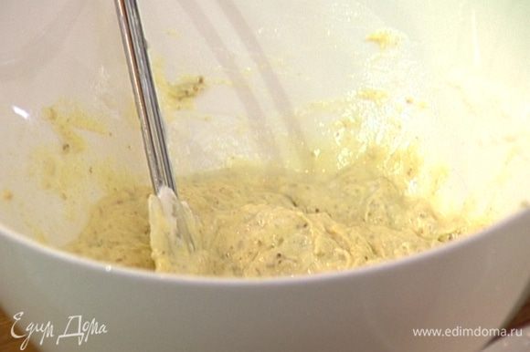 Выложить тесто с орехами в глубокую посуду и вмешать в него взбитые белки.