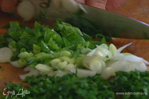 Петрушку и зеленый лук мелко порубить и соединить с нарезанными овощами.