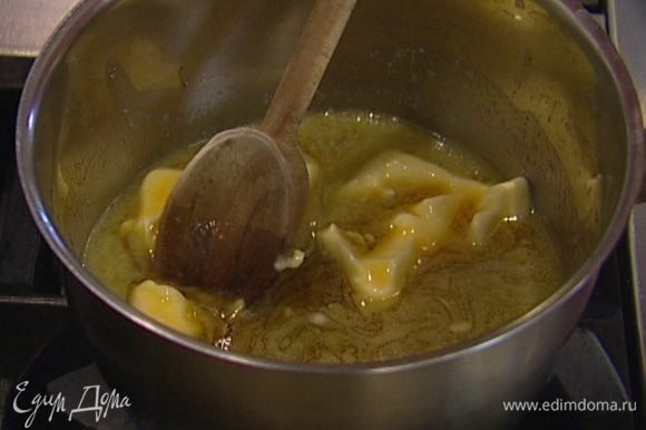 В небольшой кастрюле растопить 150 г сливочного масла, добавить кленовый сироп и большую щепотку соли.