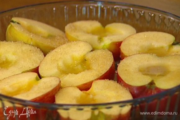 Плотно уложить половинки яблок разрезом вверх в форму для выпечки, залить вином, затем полить лимонным соком и присыпать сахаром. Запекать 15–20 минут в разогретой духовке.