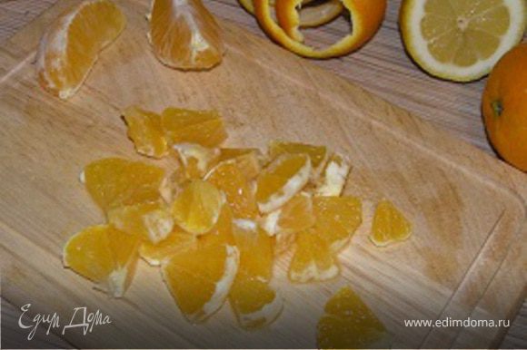 Листья салата порвать руками. Три апельсина почистить, разобрать по 2 дольки, нарезать поперек. Листья салата перемешать с апельсинами.