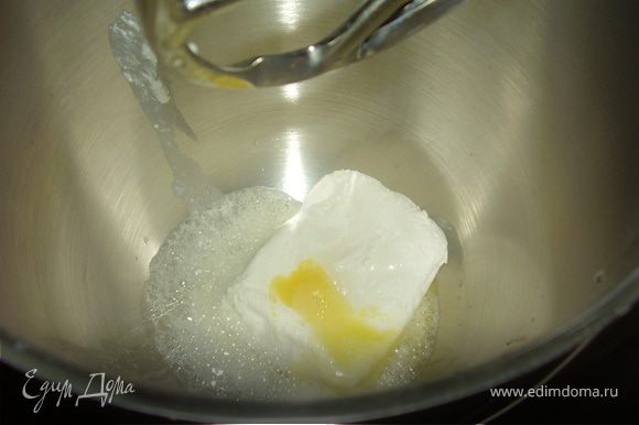 Берем творог или сыркову массу,ложку сахар и перемешиваем миксером.Добавляем соду гашеную уксусом или соком лимона.