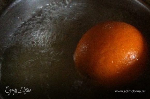 Сварите апельсин в течении 2-х часов. Когда апельсин полностью сварился до мягкости, разрежте его на кусочки, удалите семена и разбейте в блендере в кашу.
