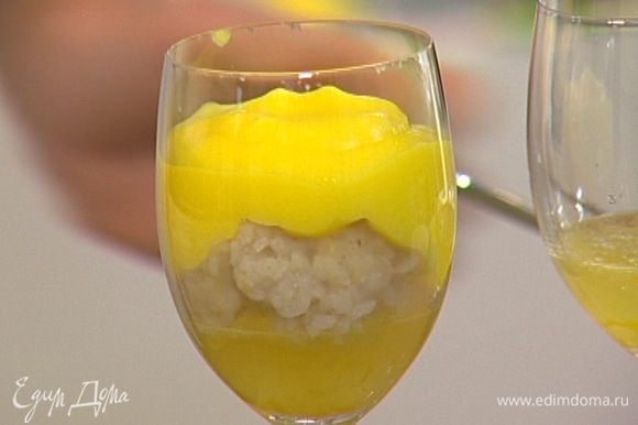 В бокалы с лимонным желе выложить рисовый пудинг, сверху полить лимонным кремом.