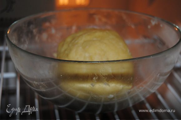 В итоге получается очень плотное масляное тесто, его убираем в холодильник на 25 минут.