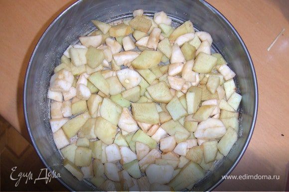 Яблоки очистить от кожуры и порезать на небольшие кусочки, сбрызнуть лимонным соком.