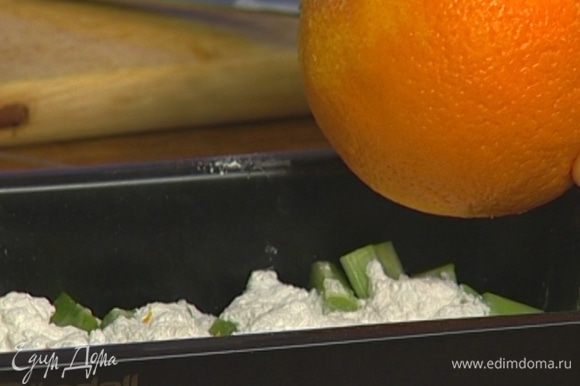Высыпать ревень в глубокий противень, присыпать сахарной пудрой и цедрой апельсина (немного цедры оставить).