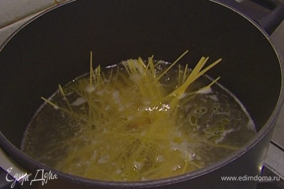 Макароны отварить в подсоленной воде (варить на 1—2 минуты меньше, чем указано на упаковке, то есть слегка недоварить). Слить воду и добавить в макароны 3 ст. ложки оливкового масла.