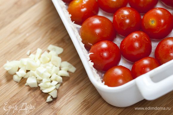 Выложить в форму помидоры и нарезанный чеснок, немного посолить и поперчить, сбрызнуть оливковым маслом.