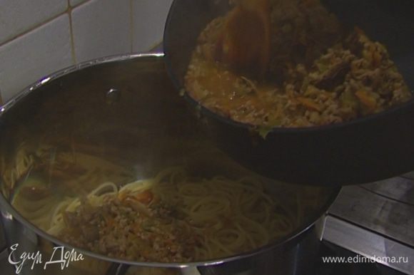 В готовые спагетти добавить соус, 1 ст. ложку оливкового масла и полполовника воды, в которой варились макароны, все перемешать.