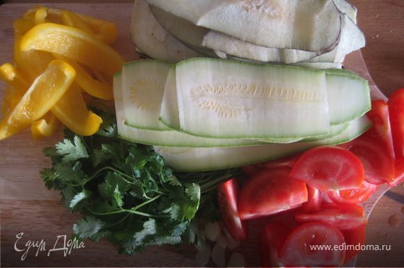 Наши радужные овощи порезать тоненькими лепестками(баклажан и кабачок, дольками(помидорки) и мини-лодочками(перчик). Зелень измельчить, чеснок порубить(не мелко!)