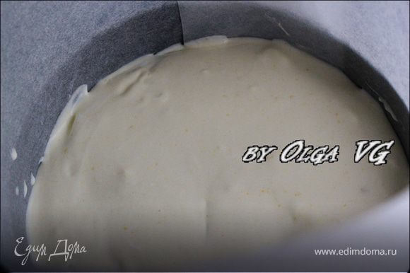 На бисквит выкладываем примерно 1/4 часть сливочного крема, заполняя пространство между ним и формой, и убираем форму в морозилку минимум на три часа, чтобы крем хорошенько застыл.
