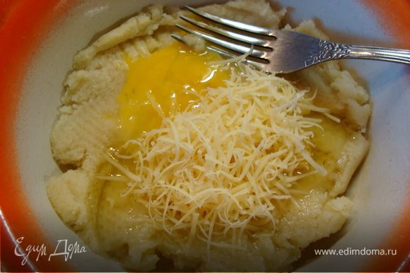 Переложить манку в другую миску, немного остудить, добавить яйцо, сыр и зелень…