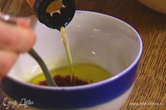Приготовить заправку, смешав оливковое масло с медом, наршарабом и яблочным уксусом.
