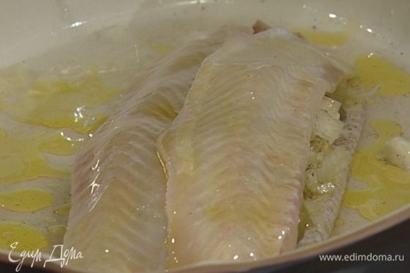 Разогреть духовку и запекать рыбу до готовности, примерно 20 минут.