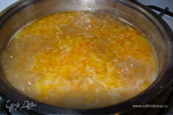 Отправить в кастрюлю морковку с луком. Попробовать суп на соль, если нужно, посолить. Добавить щепотку мускатного ореха.