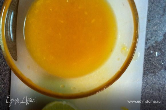 в сок апельсина добавите мед пару ложек и перемешайте , затем половинку лайма