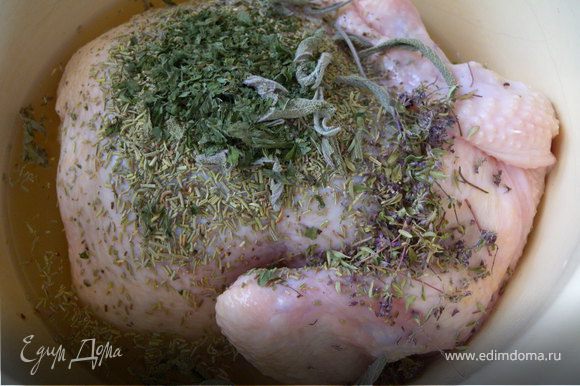 1. Курица, маринованная в сыворотке. Вообще это, можно сказать, вариант Симиной курицы (http://www.edimdoma.ru/recipes/22554).