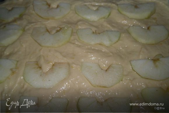 Выложить тесто на смазанный маслом противень,сверху ровными рядами яблоки выложить слегка вдавливая их в тесто.