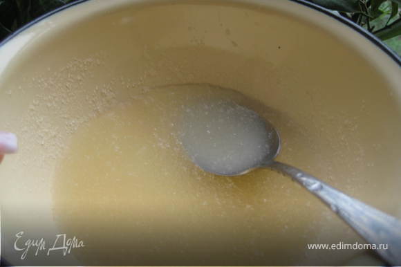 Начинаем с приготовления клубничного желе:желатин замачиваем в холодной воде.