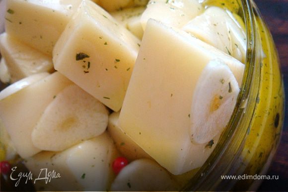 ***а лучше настоять-недельку в герметичной баночке- и подавать к сырной тарелке в пиалах и с маслинами или оливками.