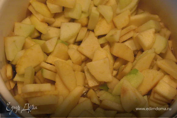 Взять немного воды, прибавить ложку сахара, прокипятить. В полученном сиропе несколько минут потушить ломтики яблок. Можно к яблокам добавить немного корицы.