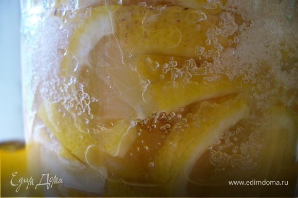 Выложить слой лимонов в баночку, пересыпать обильно сахаром - и так до крышки. Назавтра ваш засахаренный лимон готов