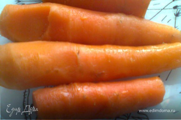 морковь варим затем чистим от кожуры