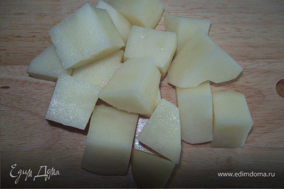 через 5 минут добавьте нарезанный крупным кубиком картофель и варите до готовности.