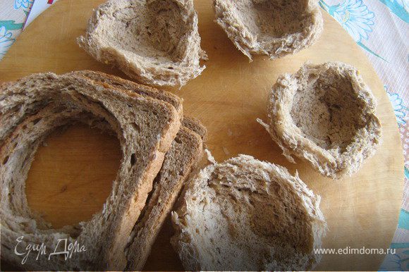 Вырезать стаканом из куска хлеба круг,выложить хлебными кружочками формочки для маффинов или тарталеток.Изнутри,хорошо прижать к стенкам