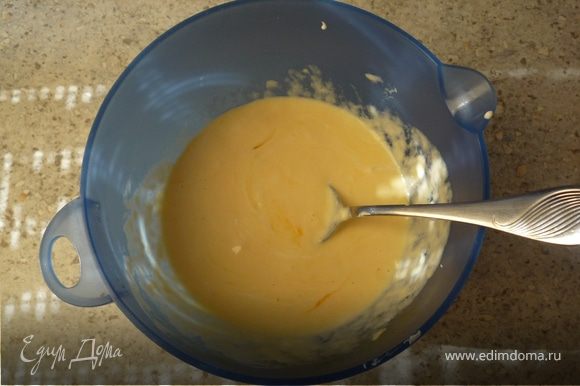 Разогреть духовку до 180°C. Яйца перемешать с крем-фреш, посолить.