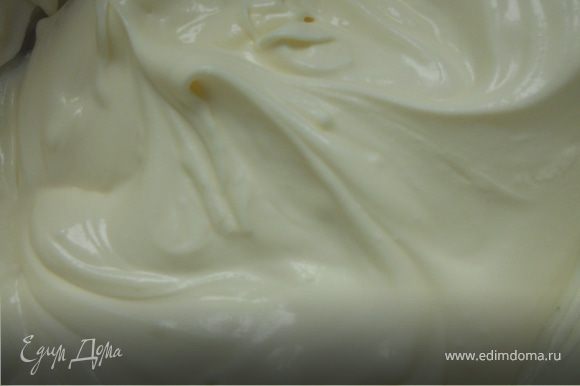 Для крема соединить маскарпоне с желтками и сахарной пудрой, размешать до однородного и блестящего состояния.