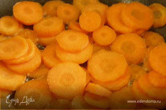 Морковь нашинковать кружочками и обжарить с паприкой и соевым соусом минут 5.